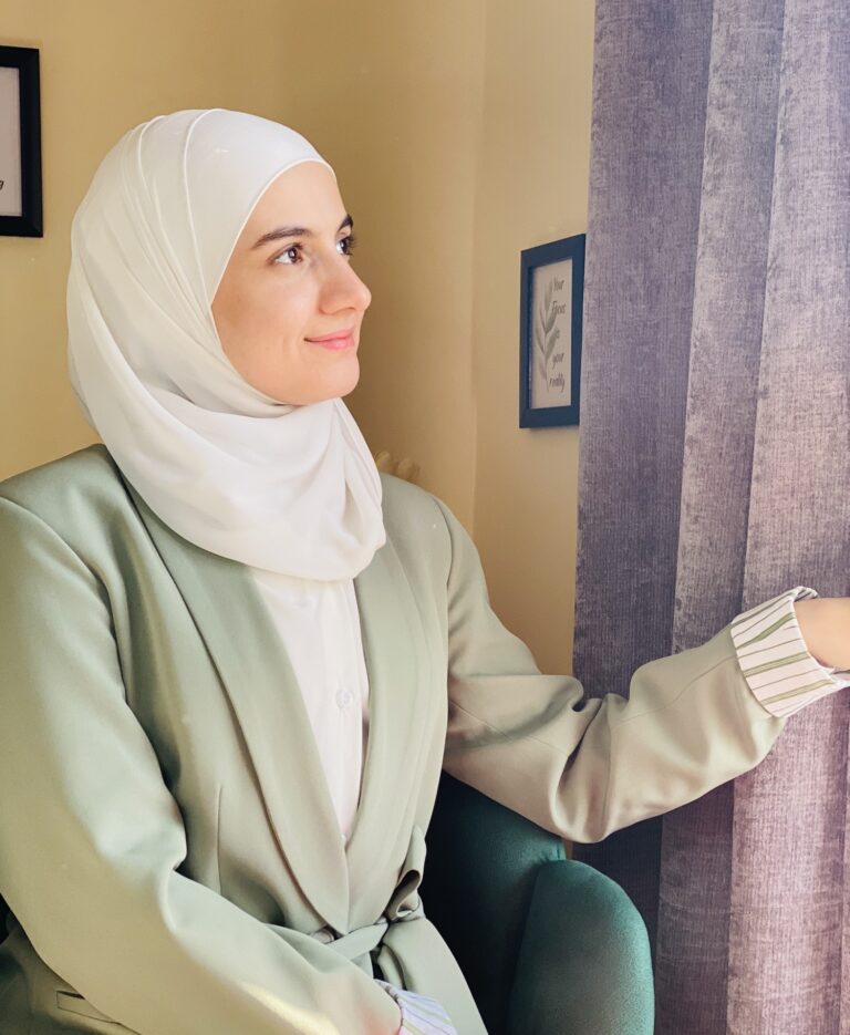 الاخصائية النفسية سارة فرعون